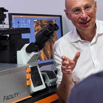 Nobelpreisträger Stefan W. Hell mit abberior FACILITY-System