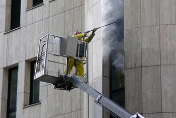 Facade cleaning with rope access technology