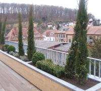 Terrasse mit Blumenkübel