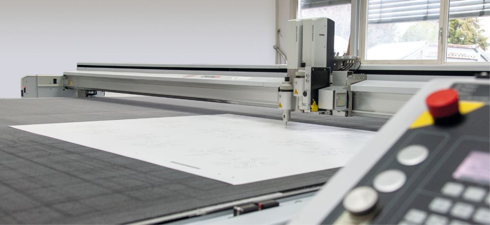 Plans, signs and stickers with contour cutting