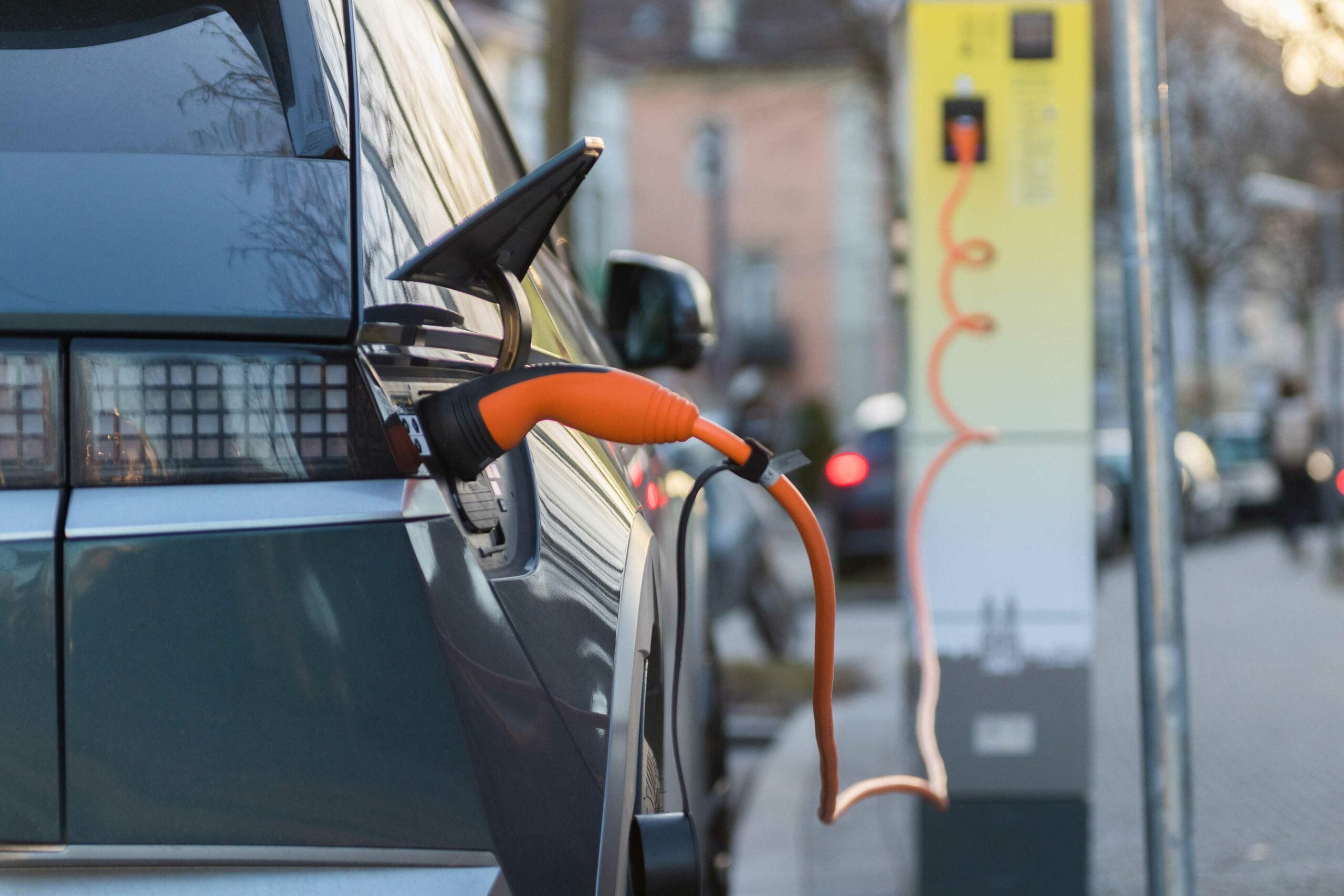 Elektroauto an Ladesäule – Elektromobilität als Absatzfeld