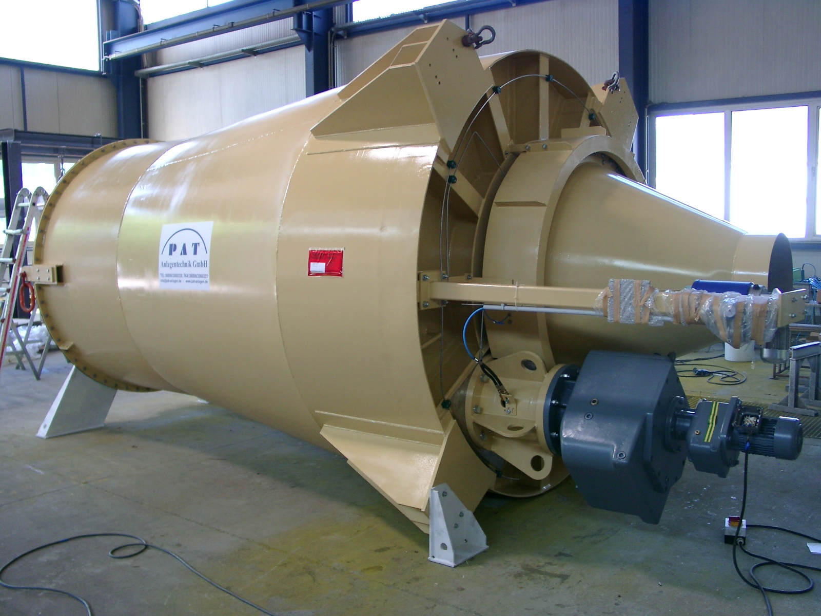 Salt silo with discharge device