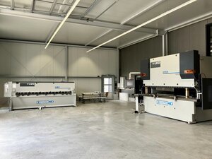 Maschinenpark: hydraulische Abkantpresse und Tafelschere
