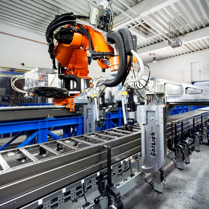 Automatisierte Niet- und Clinchanlage