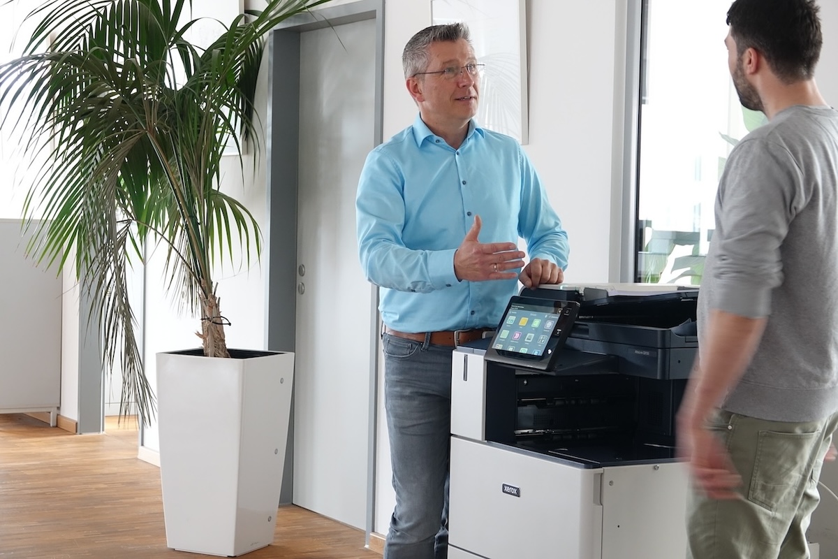 Service-Schulung an einem Xerox-Produktionsdrucker