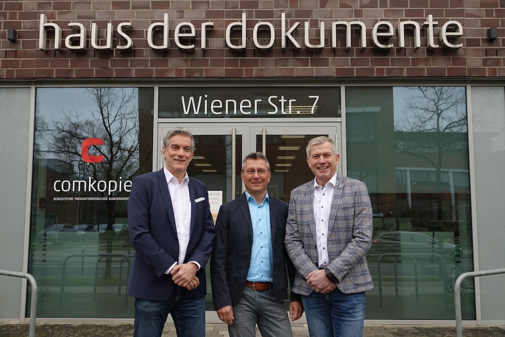 Die Geschäftsführer vor dem Haus der Dokumente in Bremen