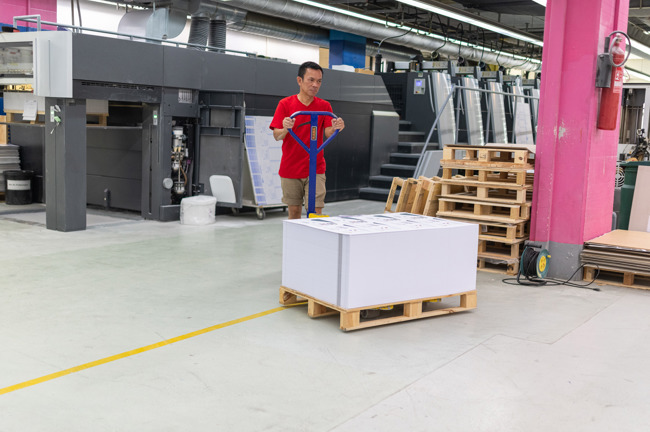 Bedruckter Papierstapel zur Trocknung vor der Weiterverarbeitung