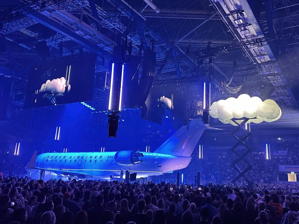 Apache 207 Tour 2025/2026: Wolken-Aufblasbare