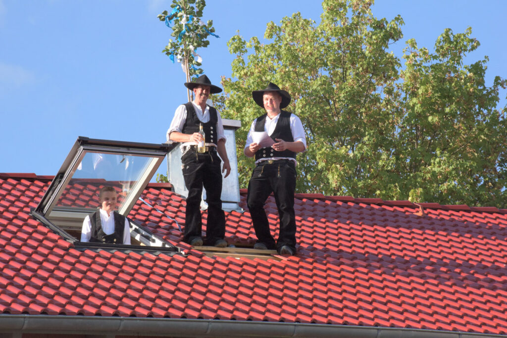Aufgerichtete Holzkonstruktion (Richtfest)