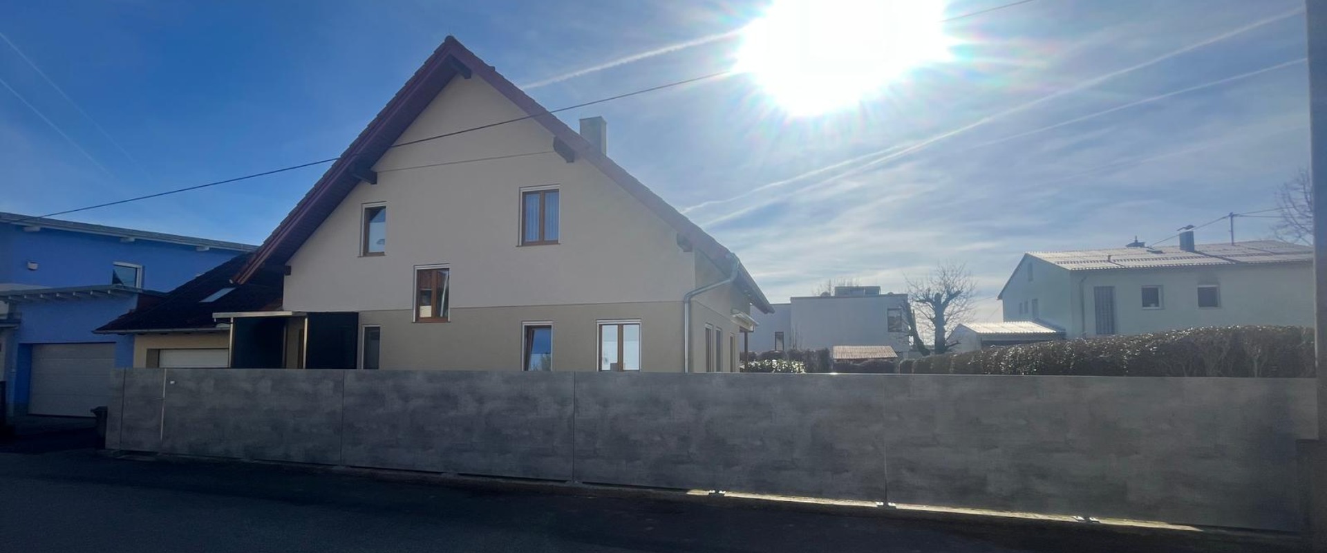 Sichtschutzzaun mit Briefkasten