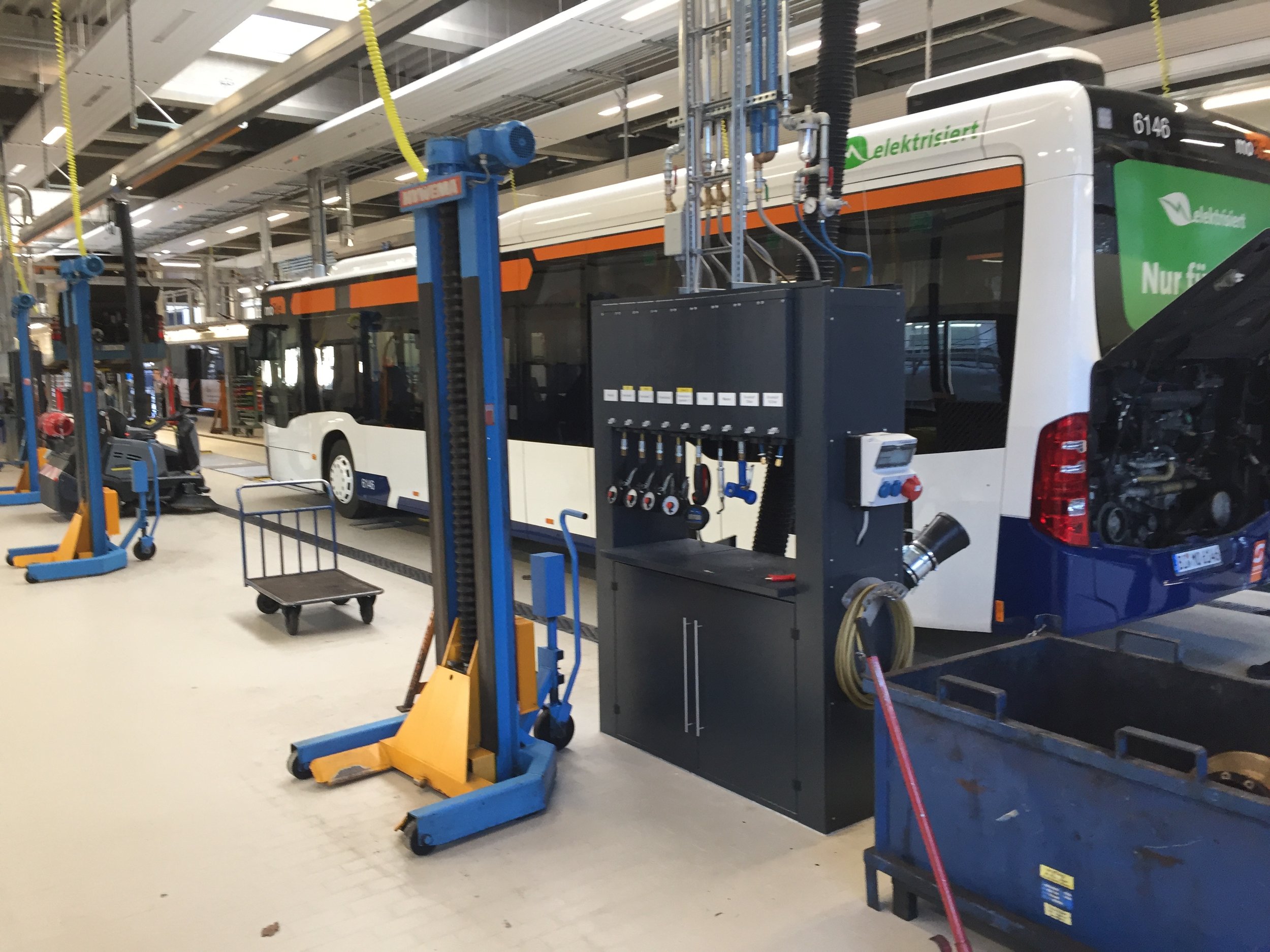 Werkstatttechnik in einer Fahrzeugwerkstatt