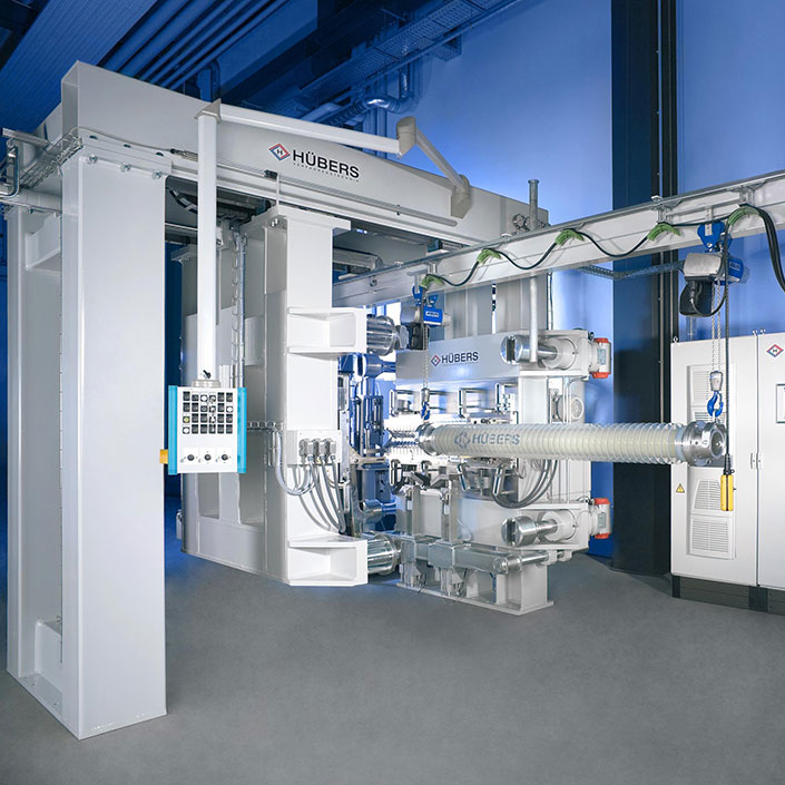 Clamping machine with hollow-body insulator