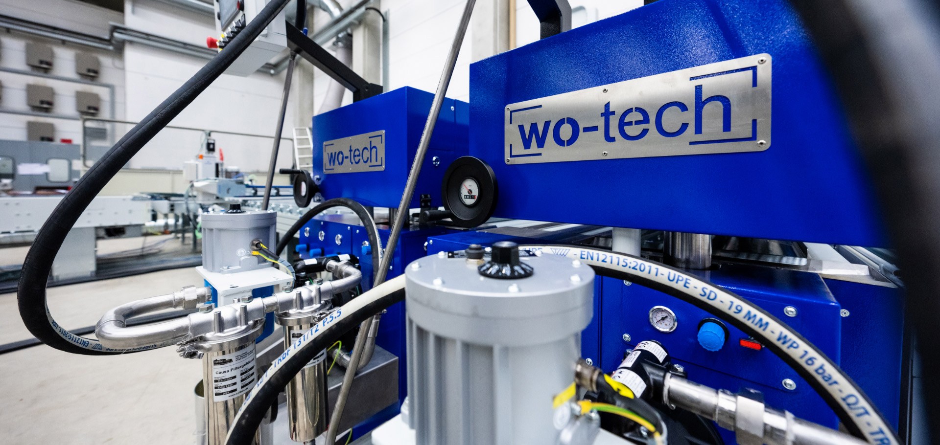 Anlage mit WO-TECH-Schriftzug