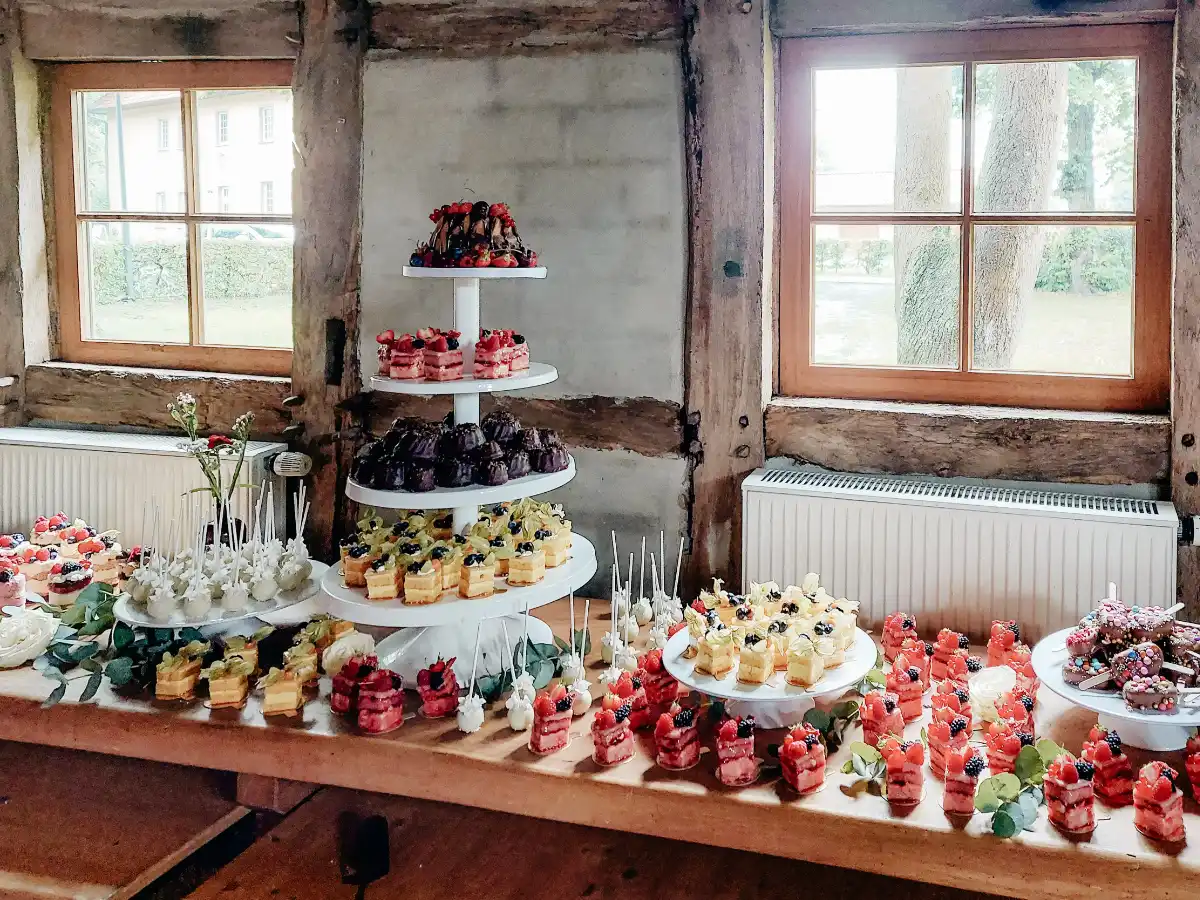 Dessertbuffet mit kleinen Törtchen für Hochzeit