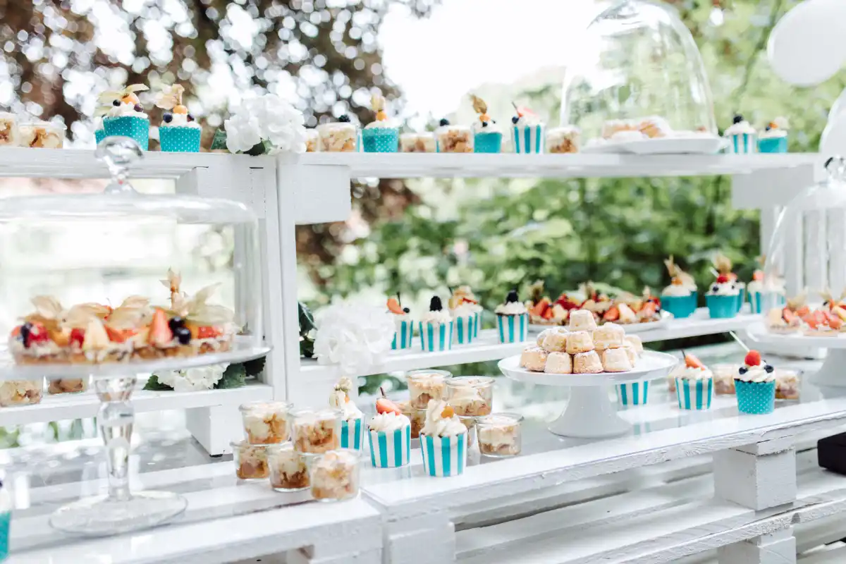 Candy Buffet mit Cupcakes und Desserts im Glas