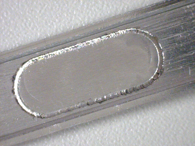 Laserplatte an Aluminiumbauteil