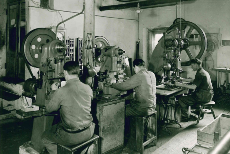 1946: Gründung als Schmierpressenfabrik durch Herrn Sandmeier
