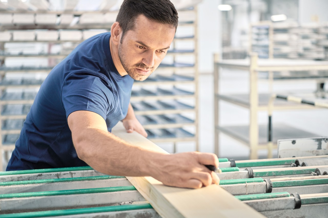 Qualitätskontrolle des Holzes in der Produktion Hochdorf