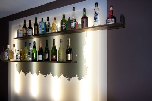 Barwand mit Beleuchtung