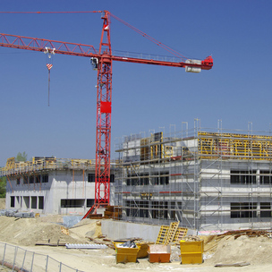 Baustelle im Rohbau mit Baukran
