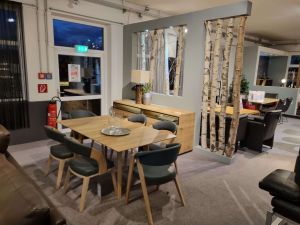 Ausstellungsbereich mit Designmöbeln
