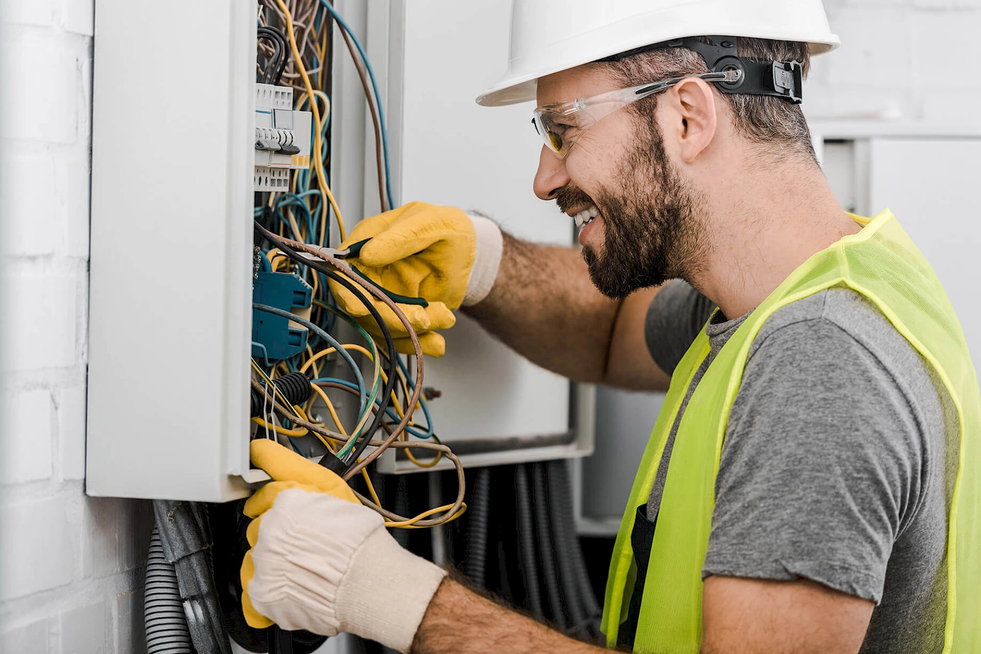 Elektriker bei der Prüfung eines Sicherungskastens
