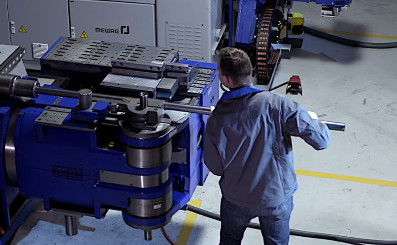 CNC-Rohrbieger bei der Arbeit