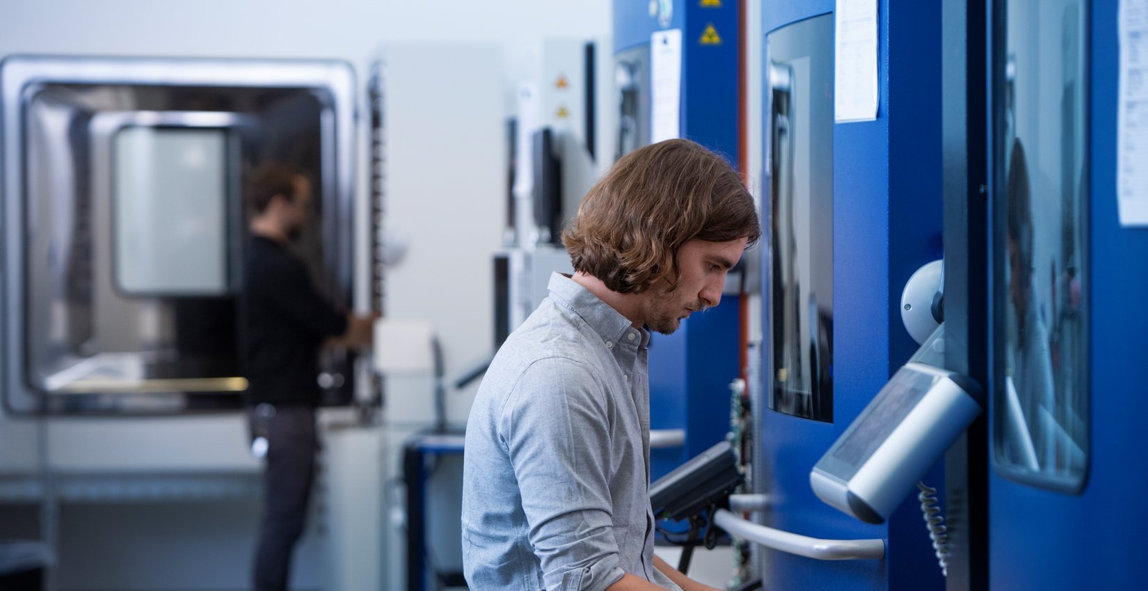 Mitarbeiter stellt ein Klimagerät im WEBER Testzentrum ein