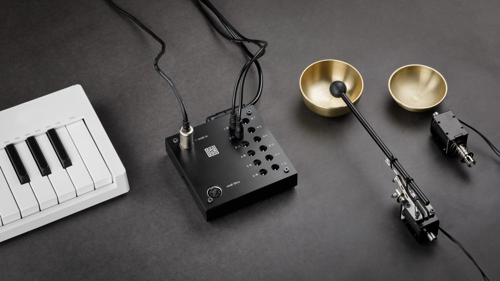 automat controller mit MIDI-Keyboard und Solenoid-Schlägern an Metallschalen