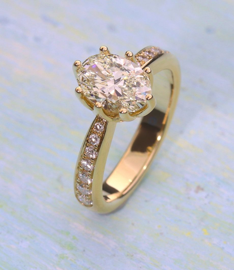 Damenring Fairtrade-Gelbgold mit Brillanten und fancy Oval-Diamant