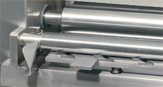 Leading scraper with spring pressure