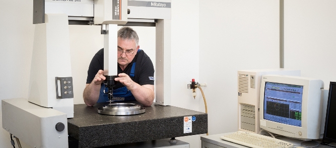 Messraum mit 3D-Koordinatenmessmaschine
