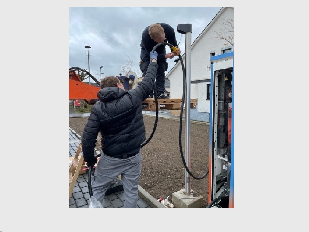 Installierte Ladesäule mit E-MAXX-Folierung