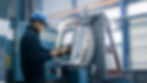 Mitarbeiter an CNC-Maschine