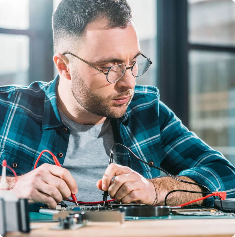 Technikarbeit in der Retrofit-Werkstatt