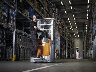 Staplerfahrerin in der Logistik