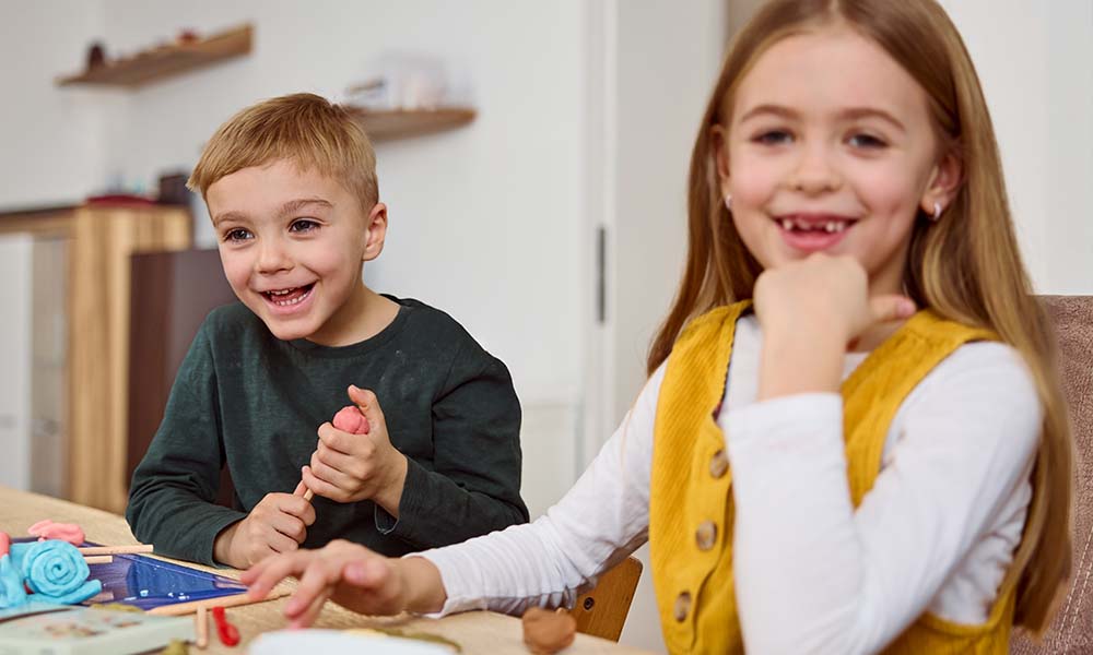Zwei Kinder beim Kneten