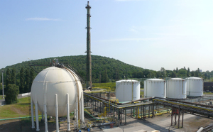 Tank farm and high flare at the Moers plant