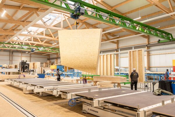 Holzbauelement mit eingebrachter Dämmung