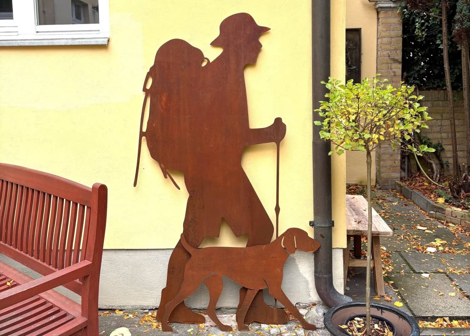 Wanderer mit Hund aus Corten-Stahl
