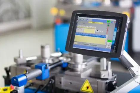 Touch-Steuerung an einer Profilbiegemaschine in der Produktion