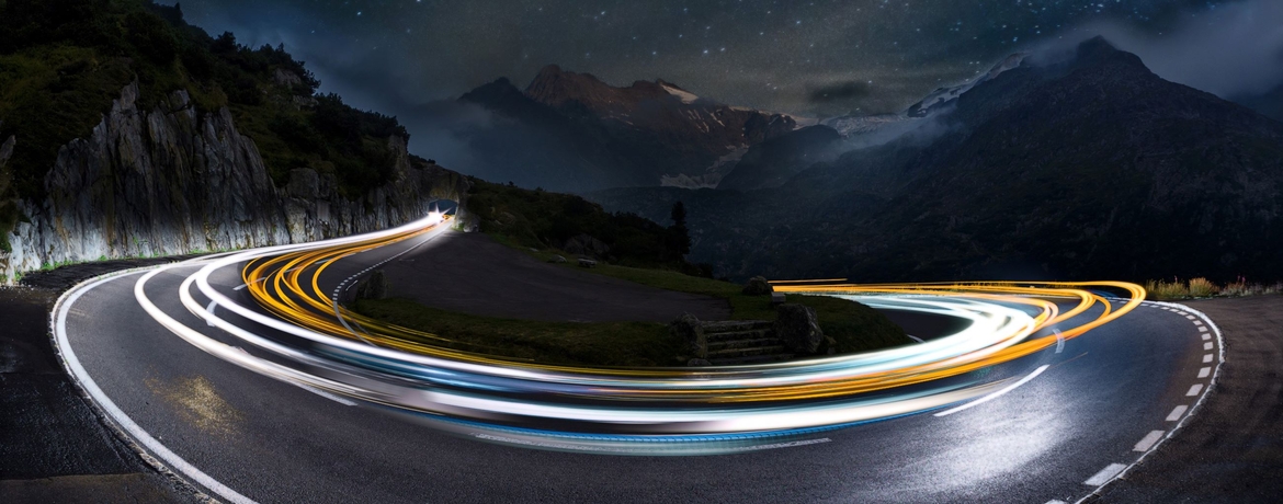 Firmenvisual mit Lichtstreifen vorbeifahrender Fahrzeuge