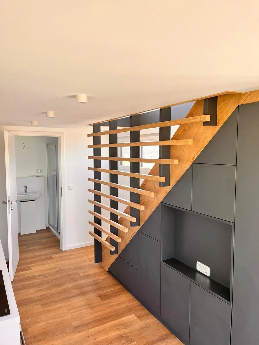 Einbauschrank unter Holztreppe