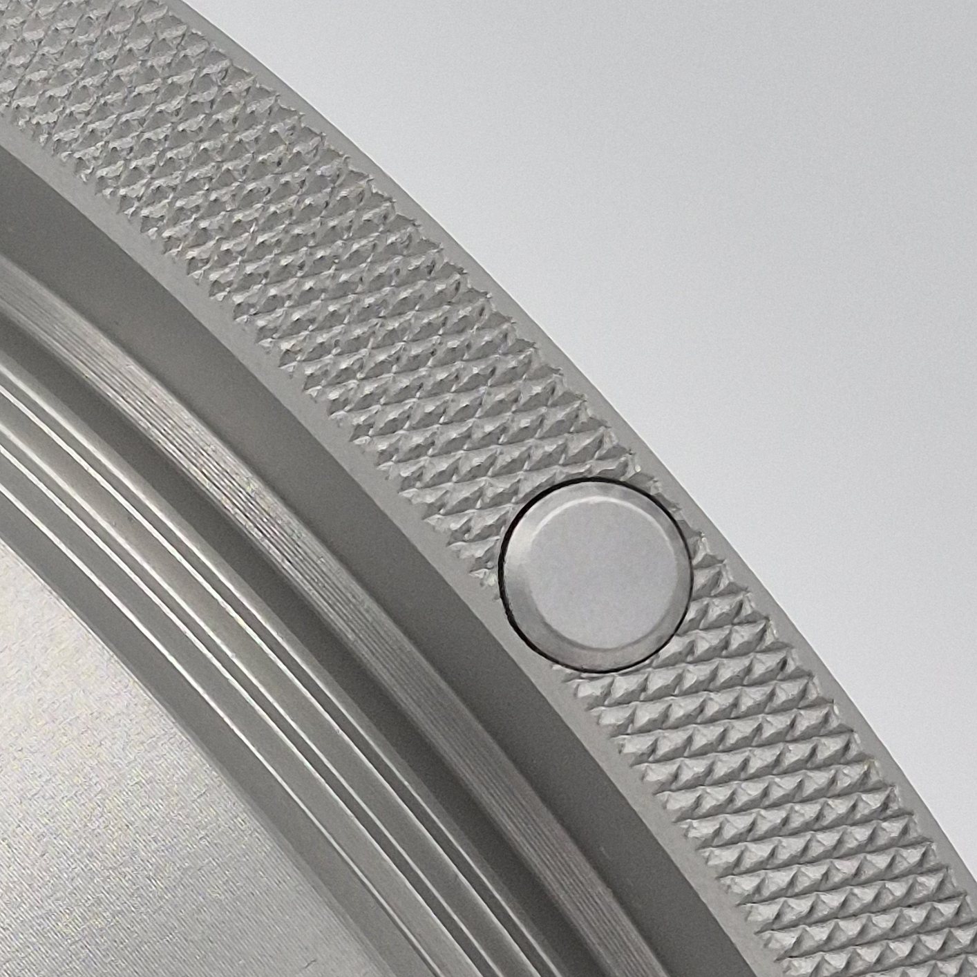 Light cable adapter with knurled ring and pin