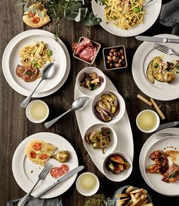 Porzellan-Teller und Bowls