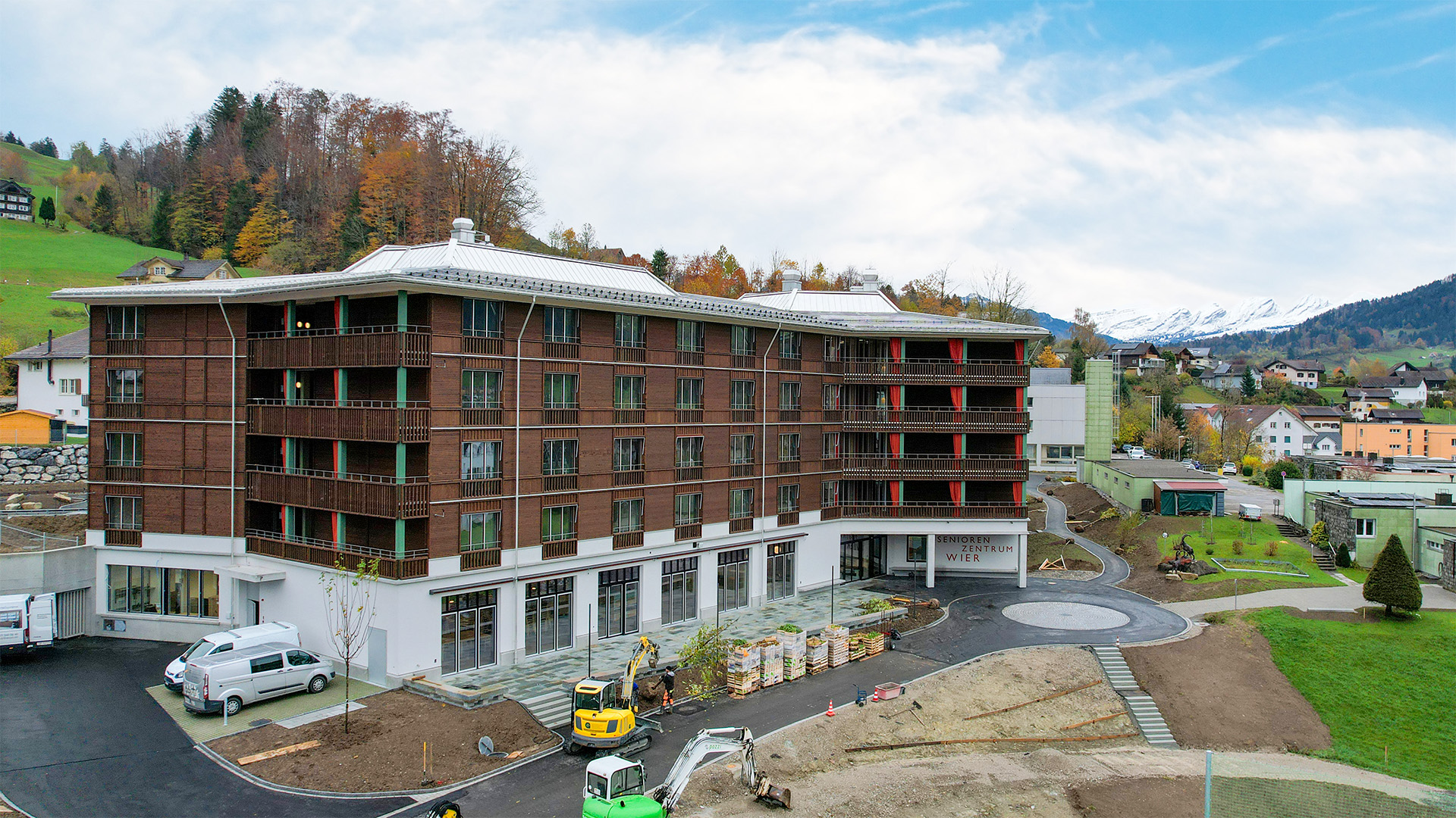 Assembly of the timber structure on the construction site
