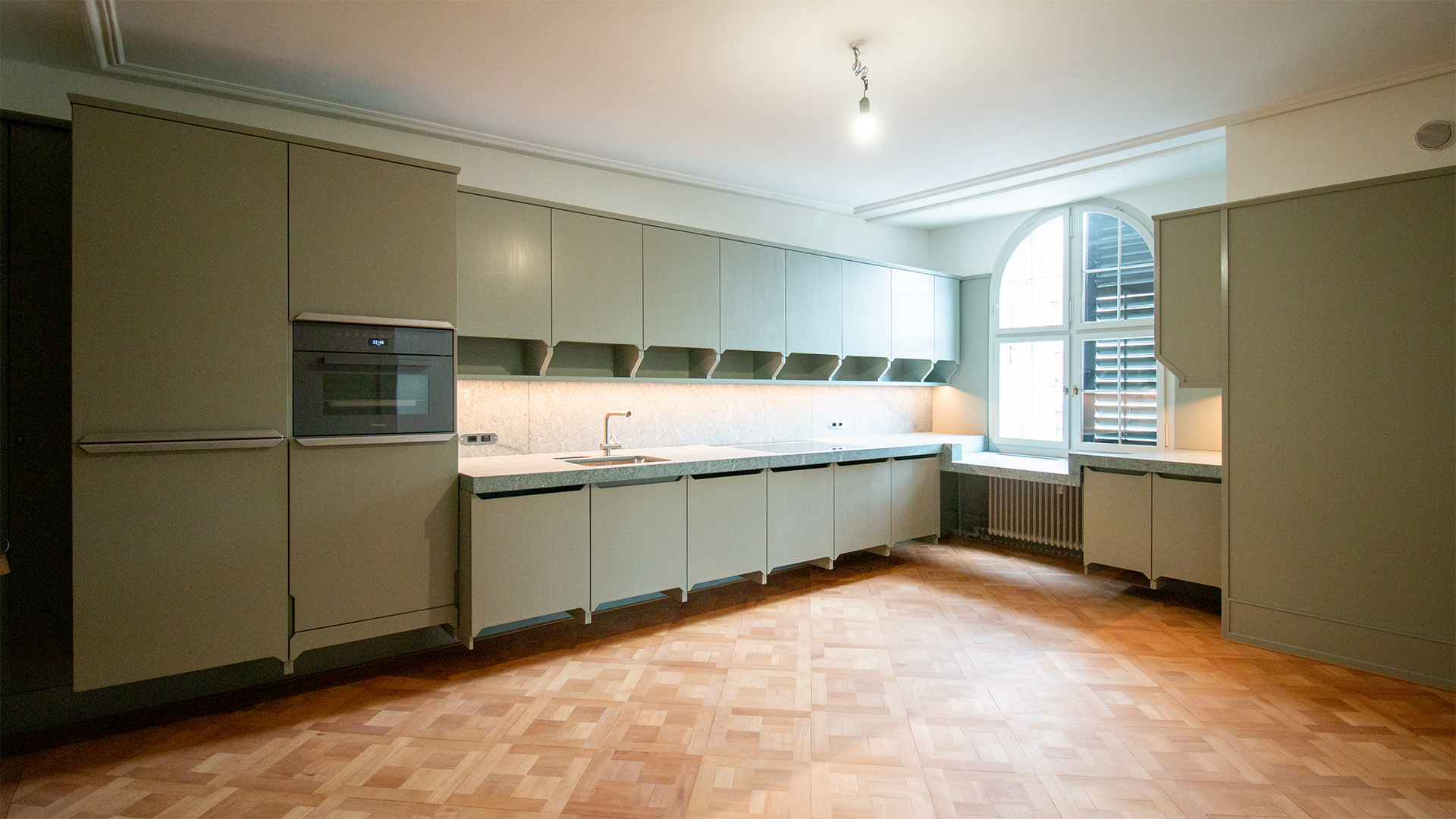 Fitted kitchens made of spruce and synthetic resin