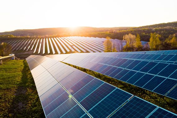 Solarpark im Morgenlicht