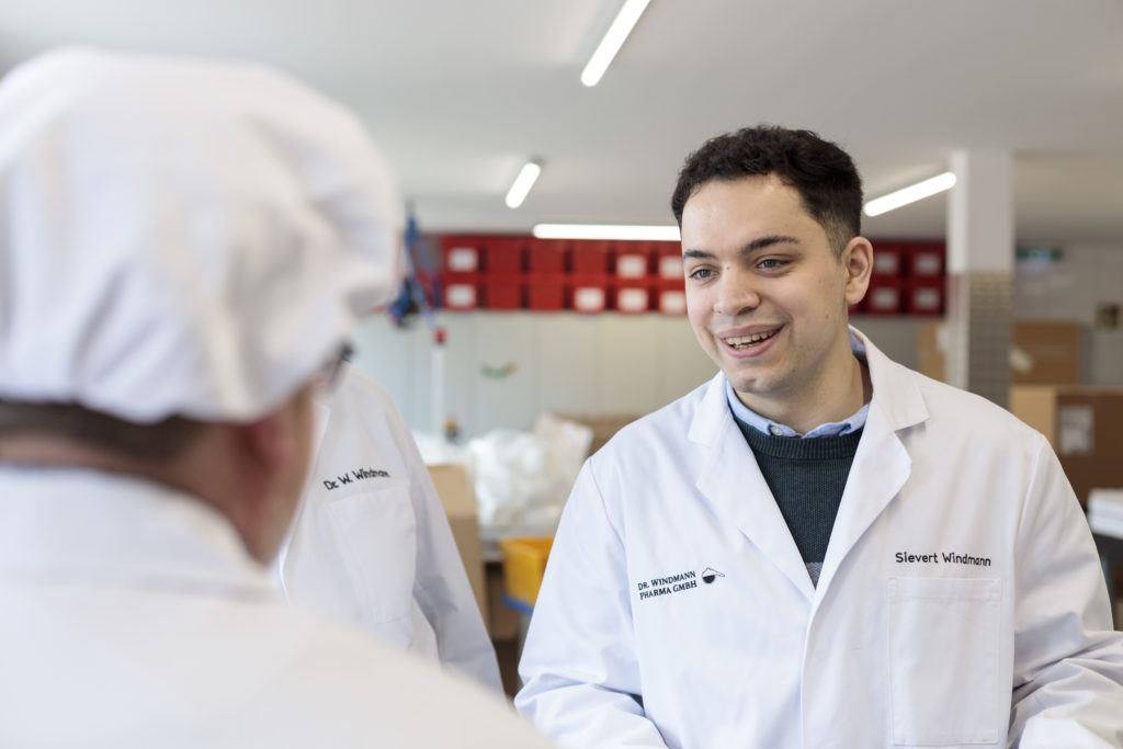 Pasten, Gele, Salben und Cremes in Applikatoren