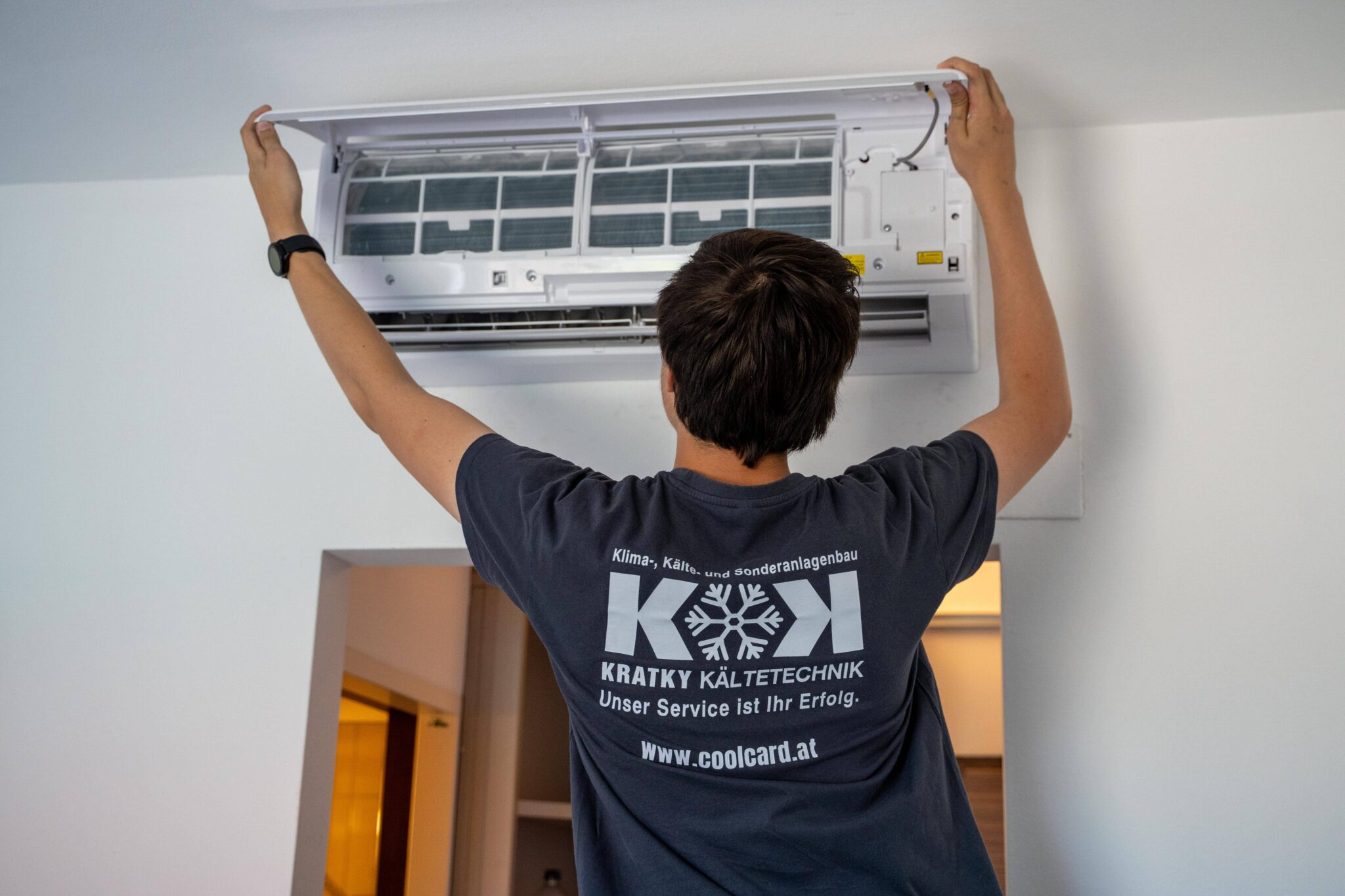Wartung einer Klimaanlage durch Techniker von Kratky Kältetechnik